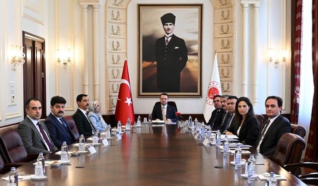 Bakan Gürlek, Muhsin Yazıcıoğlu’nun ailesiyle görüştü
