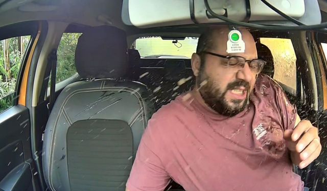 Hatalı sollama kamerada! Hem canını tehlikeye attı hem çamura buladı