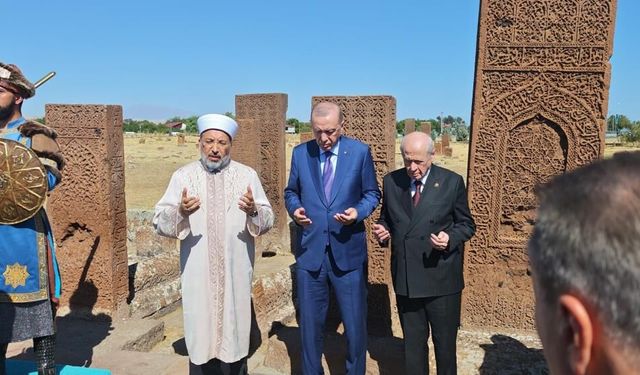 Cumhurbaşkanı Erdoğan Ahlat Selçuklu Kabristanını ziyaret etti