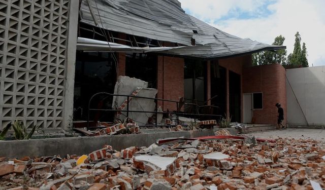 Endonezya’daki depremde 400 bin kişi evsiz kaldı