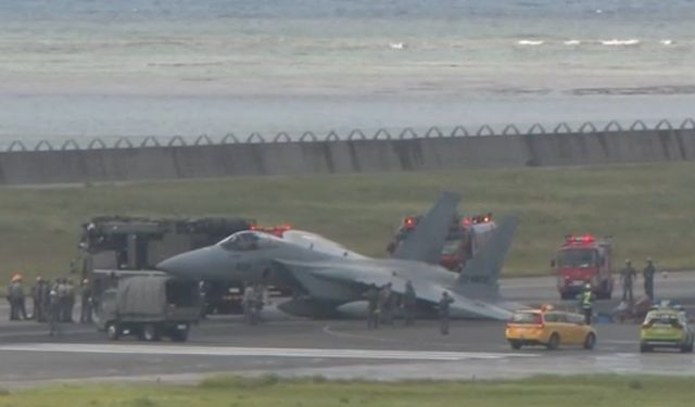 Japonya’ya ait F-15 savaş uçağı, acil inişin ardından sol kanadının üzerine yattı