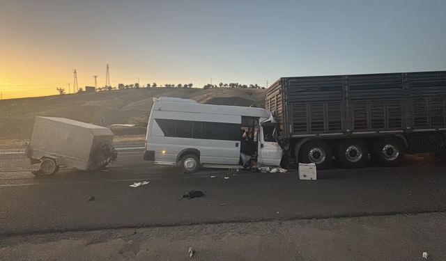Malatya'da tarım işçilerini taşıyan minibüs tıra çarptı: 18 yaralı