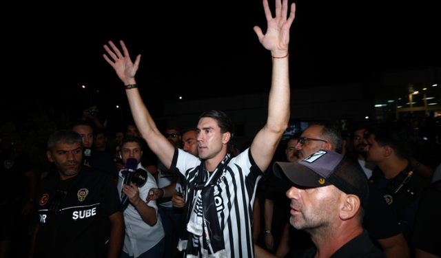 Beşiktaş’ın yeni golcüsü Vlahovic İstanbul’a geldi