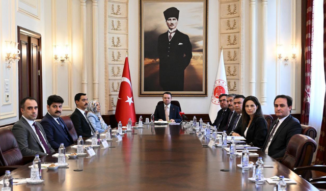 Bakan Gürlek, Muhsin Yazıcıoğlu'nun ailesiyle bir araya geldi