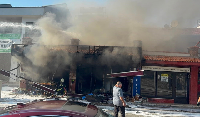Ayakkabı mağazası küle döndü