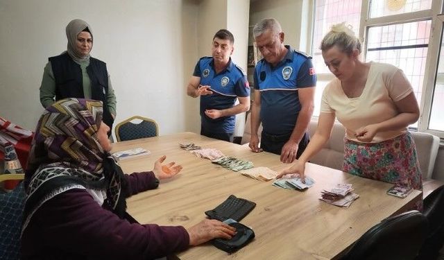 Parkta dilenen yaşlı kadının üzerinden deste deste para çıktı