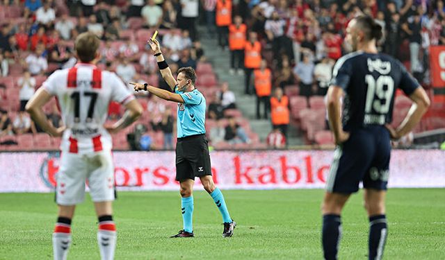 Trio ekibi Samsunspor-Fenerbahçe maçındaki kararları değerlendirdi! “Çok net kırmızı kart”