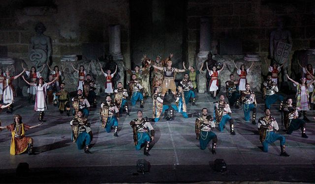 Troya gösterisi Aspendos'un tarihi atmosferinde sanatseverlerle buluştu