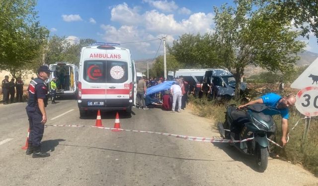 İşçi minibüsü ağaca çarptı: Çok sayıda yaralı var