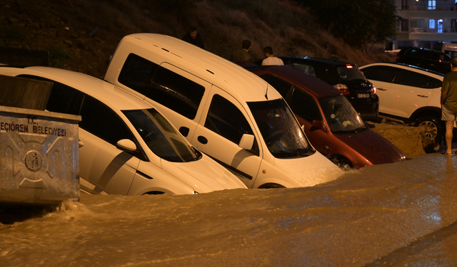 Ankara'da yol çöktü! Çok sayıda araç hasar gördü