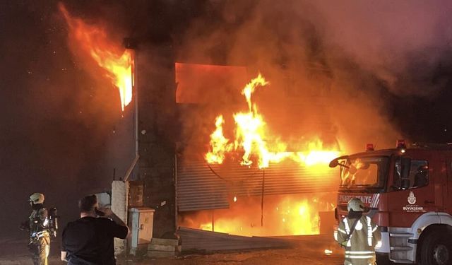 Esenyurt'ta iş yeri yangını! Lastikçi dükkanında başladı, 5 iş yerine sıçradı