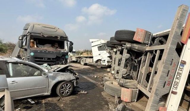 Otoyolda tır karşı şeride geçti, ortalık savaş alanına döndü: 1 ölü, 2 yaralı