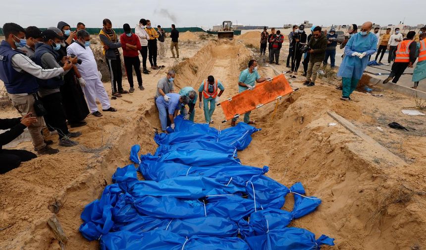 Dünya ateşkesi beklerken, Gazze toplu mezarları dolduruyor