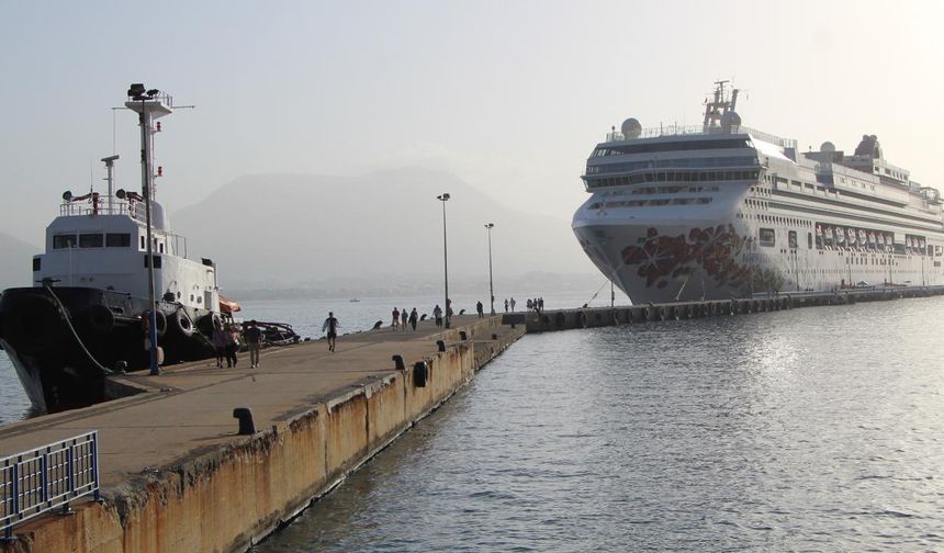Kruvaziyer ‘Norwegian Gem’ Alanya Limanı’na demirledi