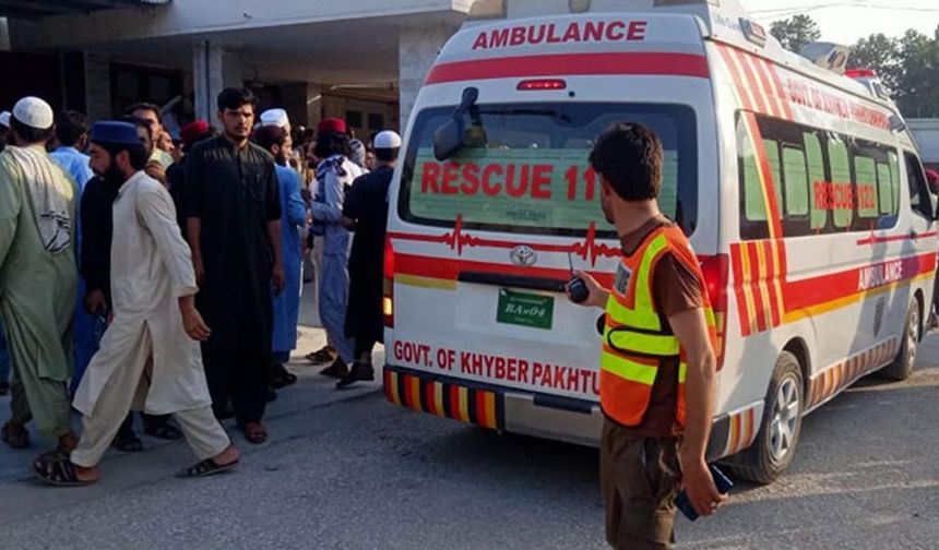 Pakistan'da yolcu otobüsünün devrilmesi sonucu 20 kişi öldü