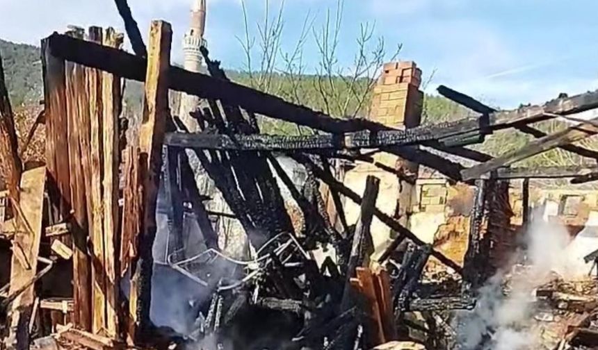 Canlı yayında evini yaktı: Yangın komşusuna sıçradı