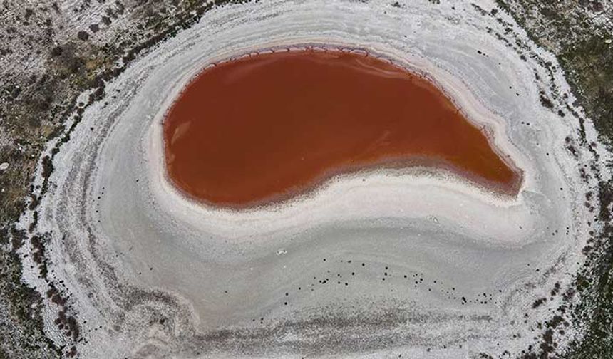 Meyil Obruk Gölü kızıl renge büründü