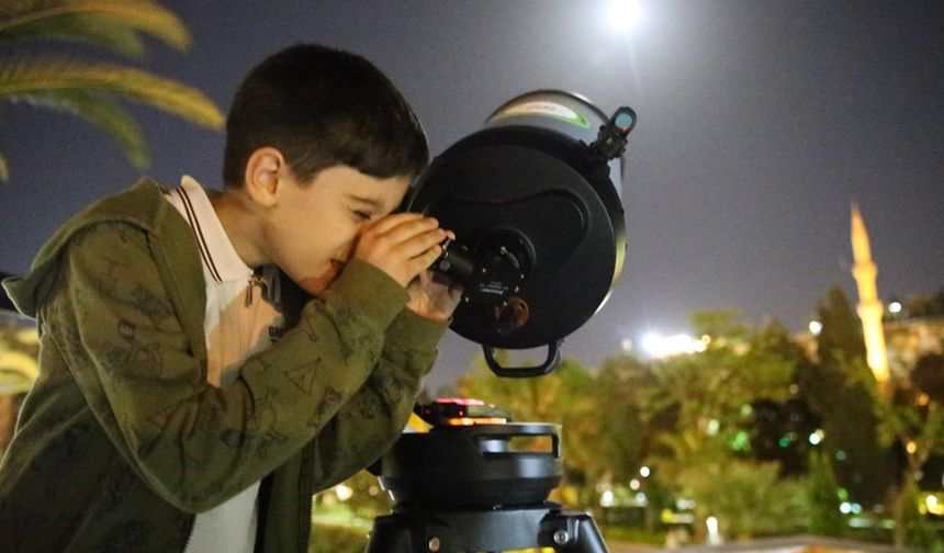Şanlıurfa'da öğrenciler, gökyüzünü teleskopla izledi