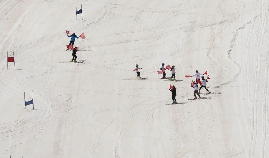 Mayısın ortasında kayak yarışması düzenlendi