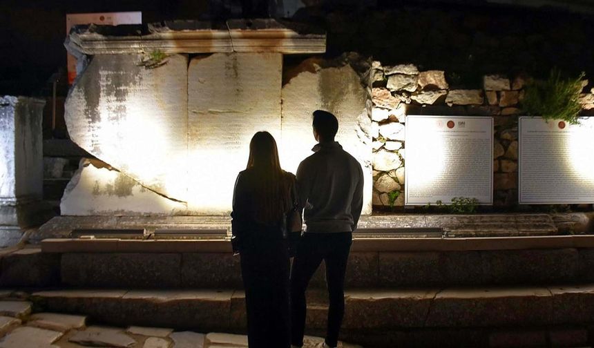 Efes Antik Kenti'ndeki büyük tiyatroda düzenlenen toplantıda konuşan Vali Süleyman Elban, "gece müzeciliği"nin kentte bu yıl ilk kez uygulandığını ve uygulamaya Efes Müzesi ile başlandığını söyledi.