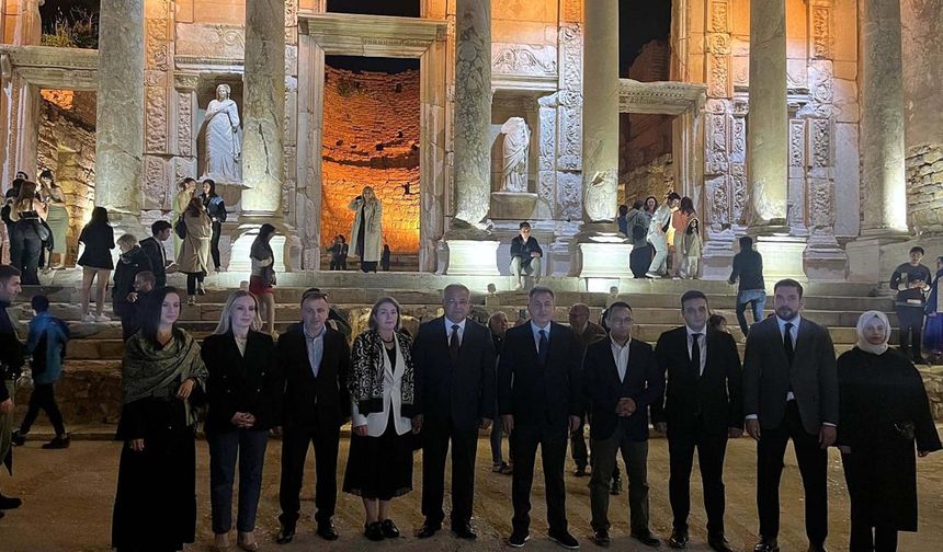 Kültür ve Turizm Bakanlığının Efes Antik Kenti'nde aydınlatma projesini hazırlayarak uygulamaya koyduğunu ve artık saat 24.00'e kadar da ziyaretçilere açık olacağını belirten Elban, şunları söyledi:
"Efes'imizde gece müzeciliği ile ziyaret saatlerini uzatmış olduk. Bu ziyaret saatlerinin uzamış olması aynı zamanda özellikle tarihi kentlerimizin bulunduğu alanlar Ege ve Akdeniz'de özellikle yılın 6 ayında çok sıcak dönemlere denk geliyor. Dolayısıyla bu sıcak dönemlerde insanlar gündüz bu alanları gezmekte ciddi manada zorlanıyor. Bu zorluğu yaşamasınlar, bu alanları daha kolay gezsinler diye gece serin saatlerde bu ziyarete açılması, ziyaretçiler için bir kolaylık ve konfor sağlamış oluyor. Ayrıca bir diğer faydası da gece deneyimini de yaşamanın farklı bir duygu oluşturacağını düşünüyoruz. Dolayısıyla inşallah bu gece deneyimi de tarihi alanlarda insanlara ayrı bir haz, ayrı bir keyif verir diye düşünüyorum."
Elban, projenin hayırlı olması temennisinde bulundu.