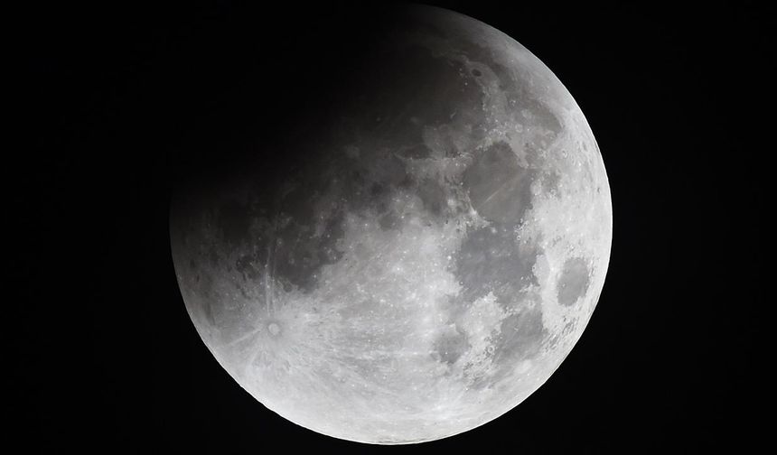 Çin, Ay'ın karanlık yüzünden örnek toplayacak keşif aracını fırlattı