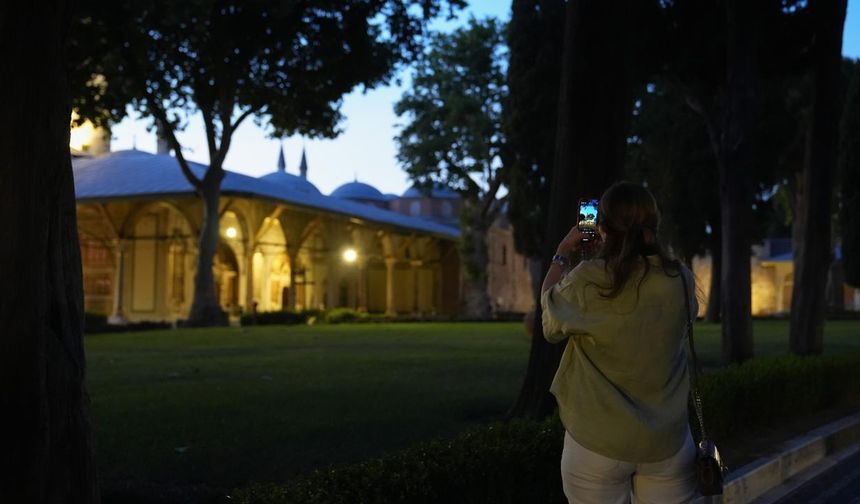 Yaz döneminde cumartesi akşamları Topkapı Sarayı'nın gece ziyaretçilerine açık olacağını belirten Kocaman, "Gerek açık gerek kapalı alanları ziyaretçilerimizin gezmesini sağlamak amacıyla bir proje hazırladık. Topkapı Sarayı tarihinde ilk defa böyle bir proje gerçekleştiriyor. Müzemizin tamamını gezmelerini sağlamak amacıyla bugün itibarıyla gece gezilerini başlatmış oluyoruz." dedi.