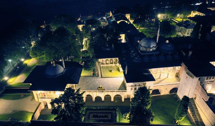 Topkapı Sarayı Daire Başkanı İlhan Kocaman, basın mensuplarına yaptığı açıklamada, gece turuyla Topkapı Sarayı'nda tarihi bir gün yaşandığını söyledi.