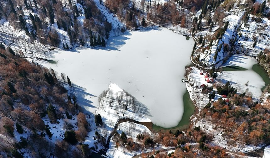 Borçka Karagöl Tabiat Parkı'nda kış ve sonbahar bir arada yaşanıyor