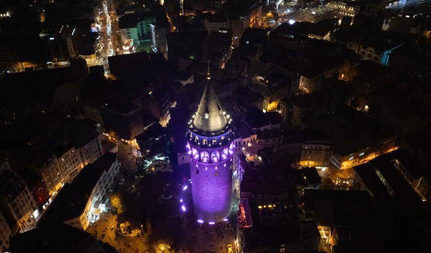 İstanbul'un simgeleri Dünya Prematüre Günü dolayısıyla ışıklandırıldı