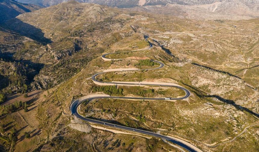 Konya ile Antalya arasındaki kıvrımlı yol manzarası