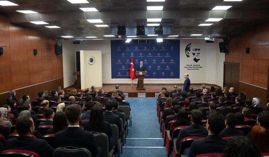 Bakan Fidan, bakanlığın genç diplomatlarına hitap etti