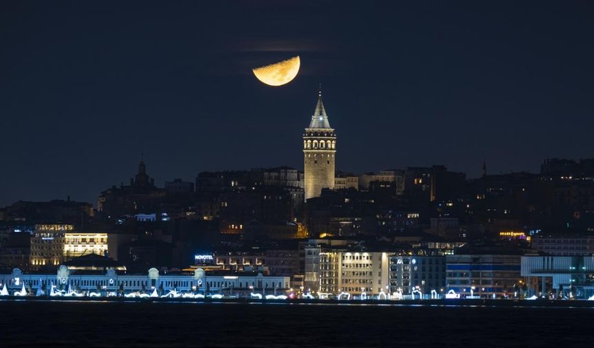 Galata Kulesi ile Yarım Ay'ın büyüleyici uyumu