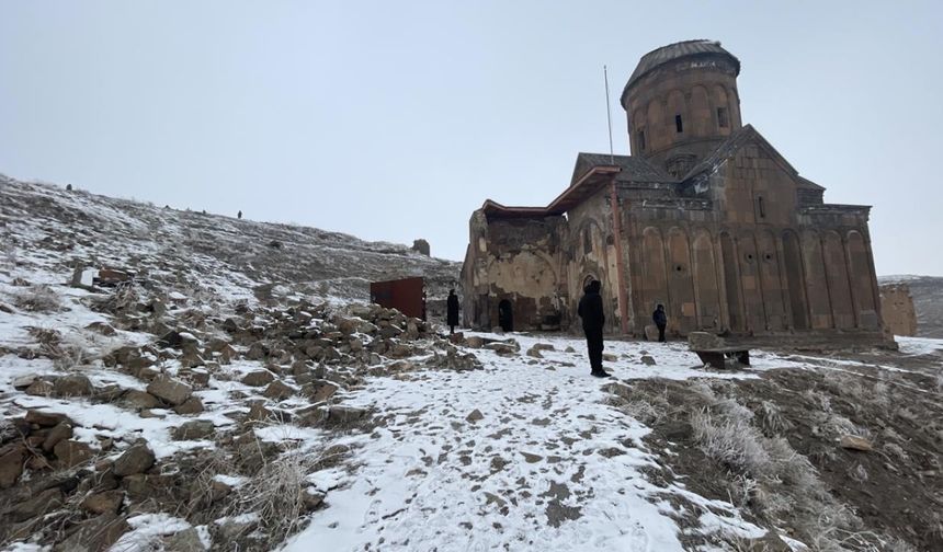 Karla kaplanan Ani Ören Yeri, ziyaretçilerini kış güzelliğiyle ağırlıyor