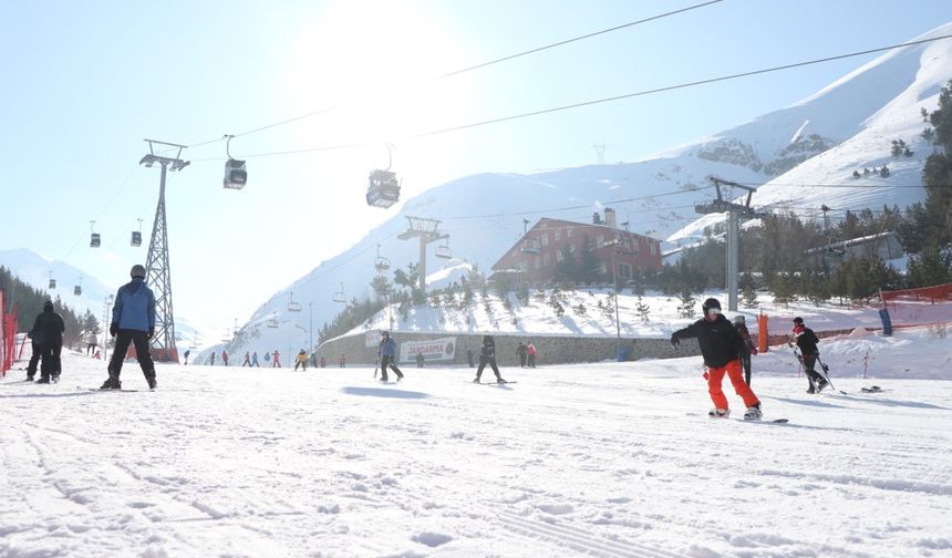 Palandöken'e gelen turistler, güneşli havada kayak yapmanın keyfini çıkardı