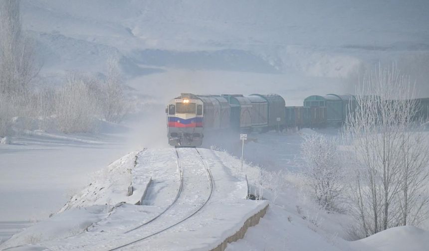 Van’da TCDD yük treni karlı arazileri geçerken görüntülendi