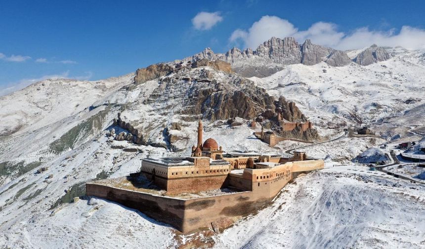 İshak Paşa Sarayı’nın manzarasına fotoğrafçılar akın ediyor