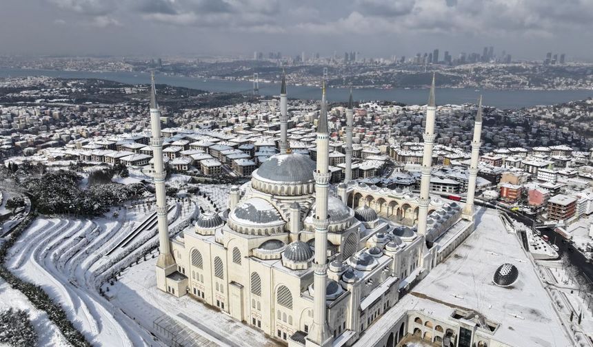 İstanbul'da kar yağışı aralıklarla sürüyor