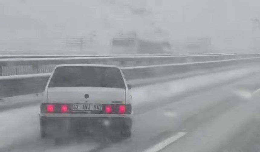 İstanbul'da karlı yolda kayan otomobil bariyerlere çarptı: O anlar kamerada