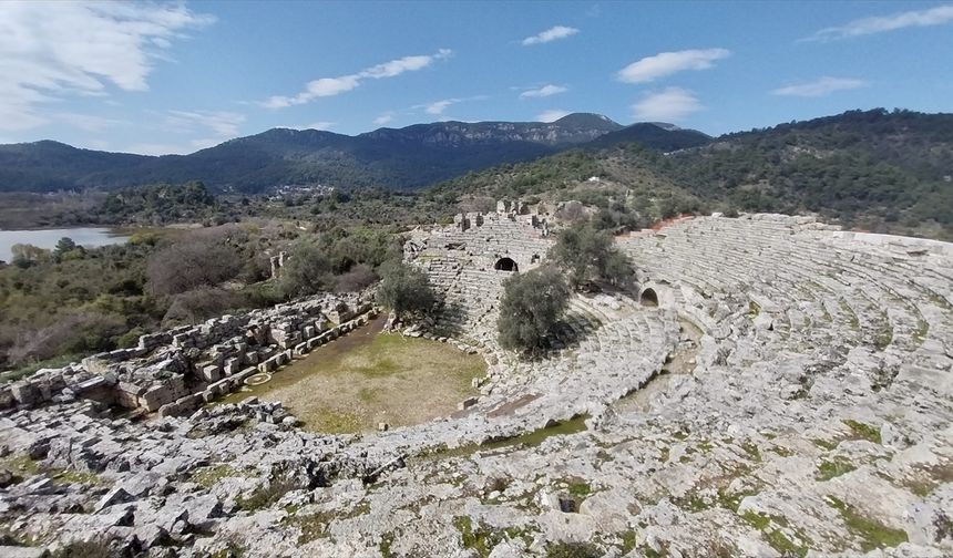 Kaunos Antik Kenti ziyaretçilerine etkileyici manzaralar sunuyor