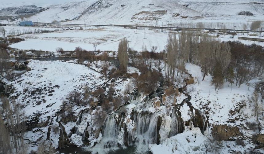 Kısmen donan Muradiye Şelalesi'nin çevresi beyaza büründü