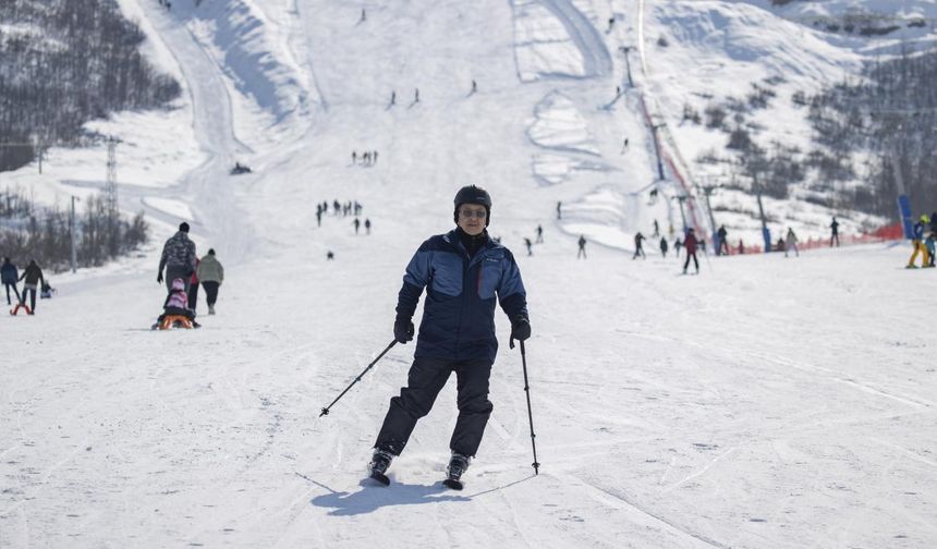 Sezonu açan Ovacık Kayak Merkezi'nde pistler kayakseverlerle doldu