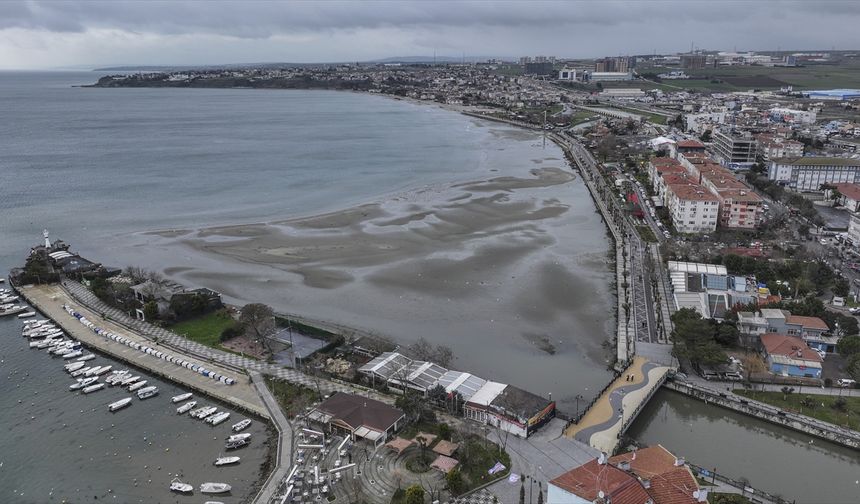 İstanbul’da korkutan görüntüler: Deniz suyu geriye çekildi