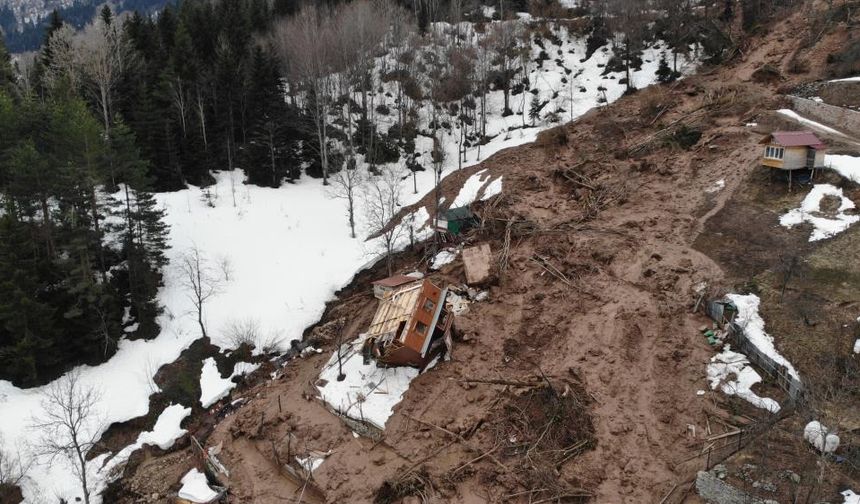 Artvin'deki heyelanda bir ev takla atarak devrildi