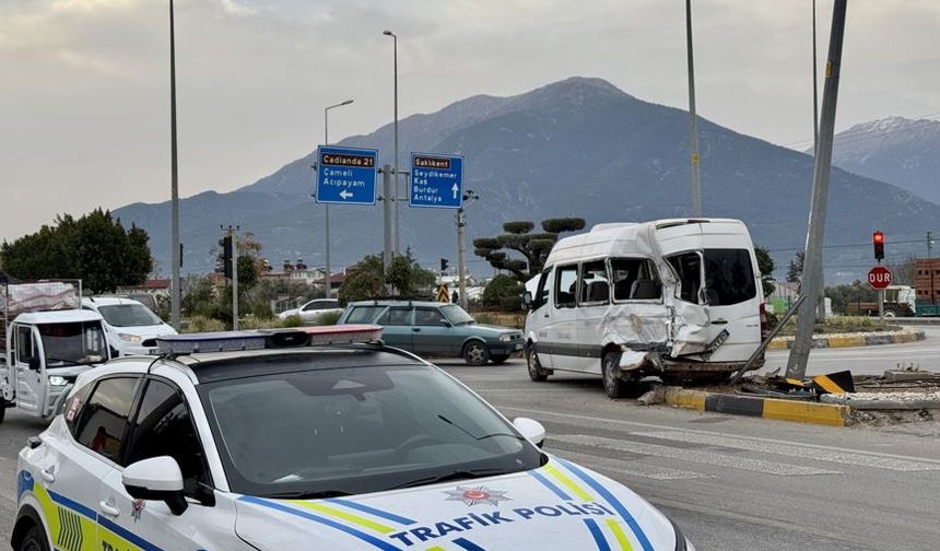 Fethiye'de kamyonla minibüs çarpıştı: 4 yaralı