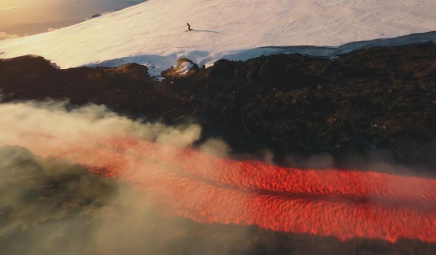 İtalya’da nefes kesen anlar: Etna Yanardağı patlarken böyle kayak yaptı