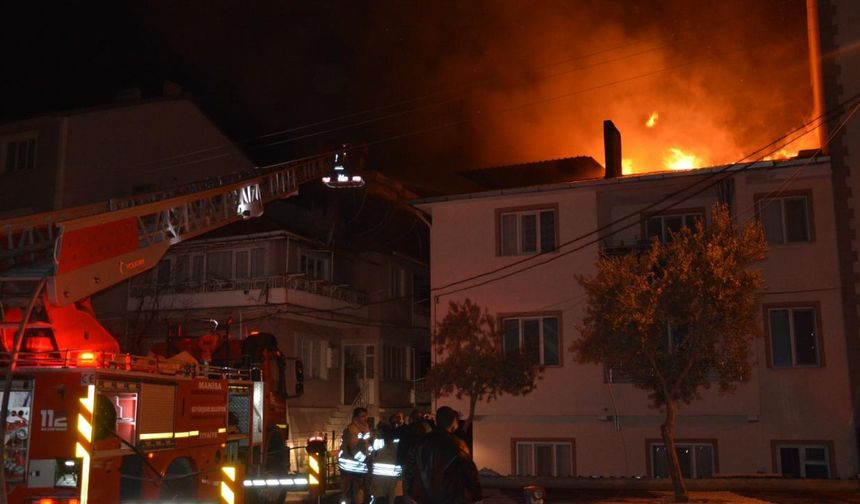 Manisa'da 3 katlı binanın çatısında çıkan yangın söndürüldü