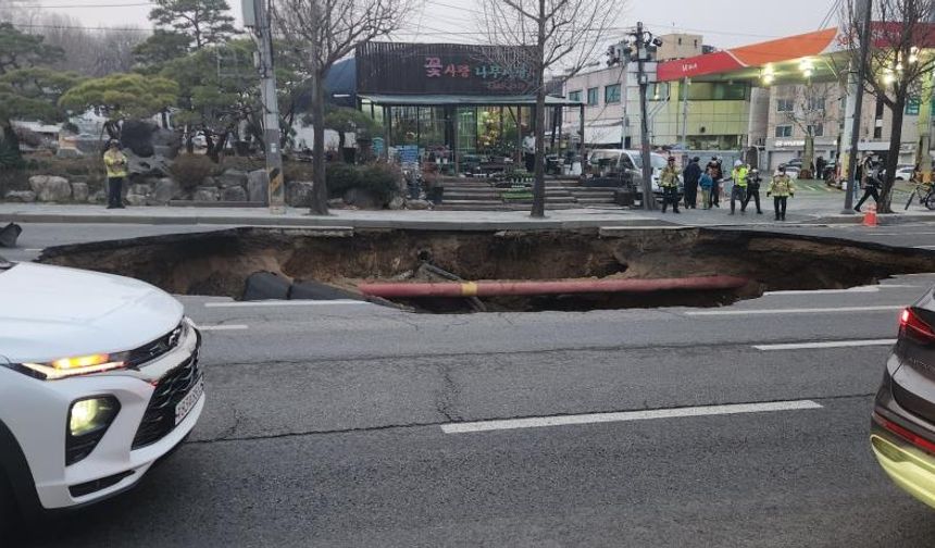 Otoyolda oluşan dev çukur motosikleti yuttu: 1 kayıp, 1 yaralı