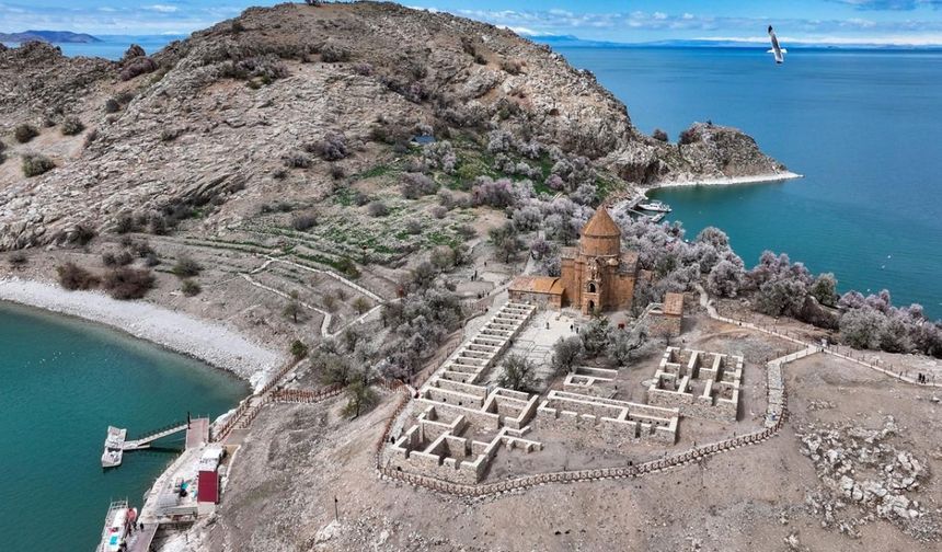 Yılın her döneminde ayrı güzelliğe bürünen Akdamar Adası, bugünlerde çiçek açan badem ağaçları, Van Gölü'nün maviliği ve yemyeşil doğasıyla seyrine doyumsuz manzara sergiliyor.