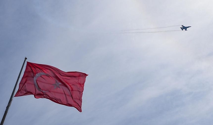 Saygı duruşunda bulunulması ve tören kıtası tarafından saygı atışı yapılmasının ardından program, İstiklal Marşı eşliğinde Türk bayrağının göndere çekilmesiyle devam etti.